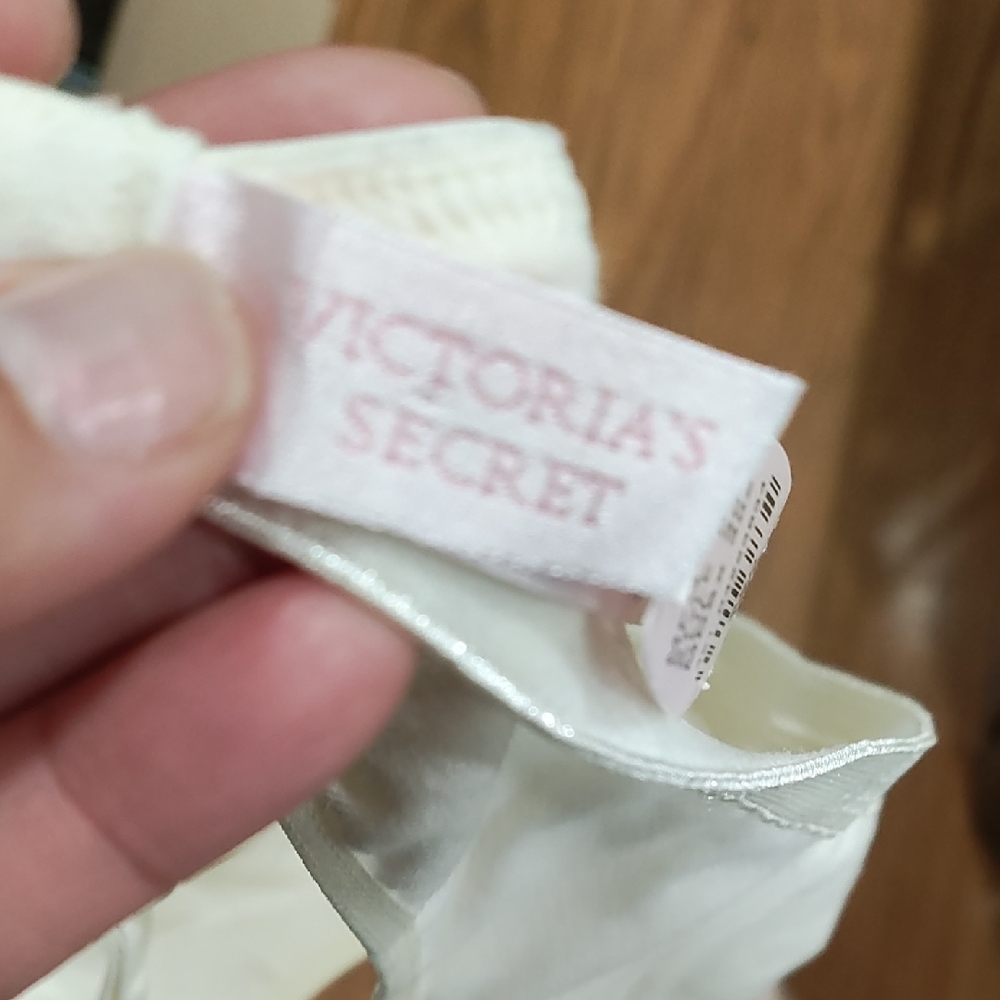 Victoria's Secret Cream Bra - Picture 4 of 7
